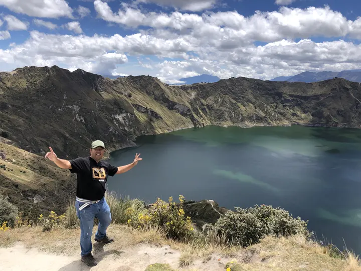 Laguna de Quilotoa con aguas esmeralda vista desde el mirador