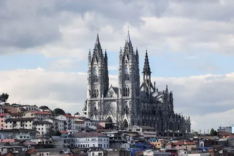 Cúpulas y plazas del Centro Histórico de Quito
