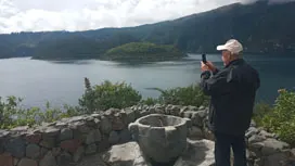 Foto en el sitio de ofrendas de la laguna de Cuicocha