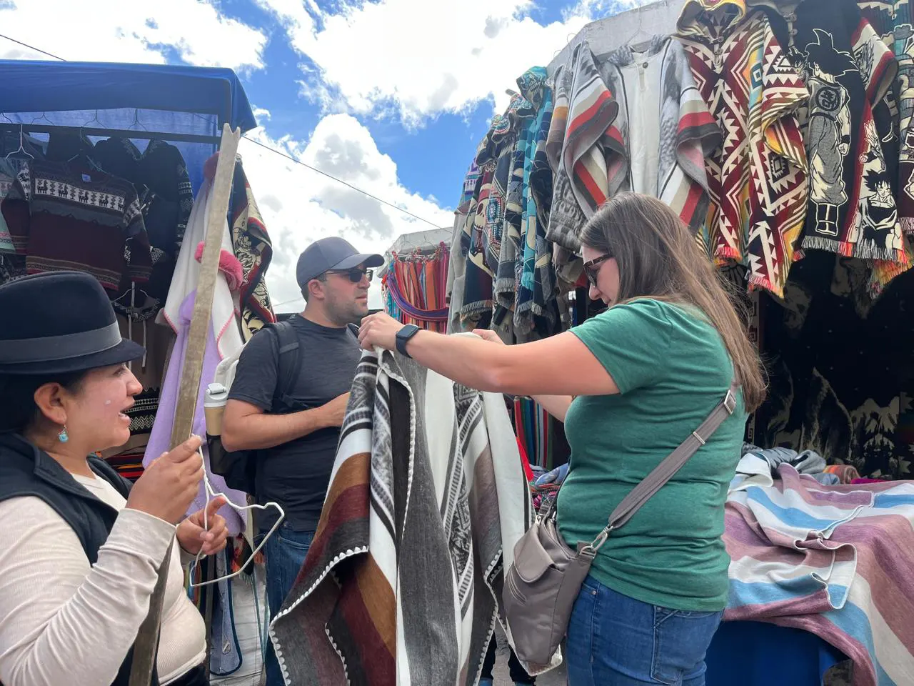 Mercado de Ponchos de Otavalo: artesanos y colores en un tour privado desde Quito