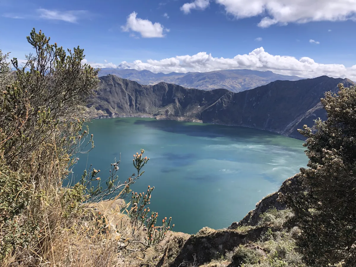 Laguna turquesa del cráter de Quilotoa en tour privado desde Quito